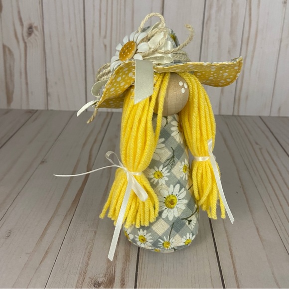 🚫SOLD🚫Spring Gnome Girl Yellow Daisy Shelf Sitter Tiered Tray Decor Easter - Picture 6 of 13